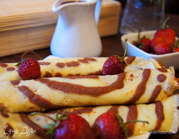 Подавать готовые блинчики как угодно, можно с ягодами, или с шариком морожного для большей "сытости"))))