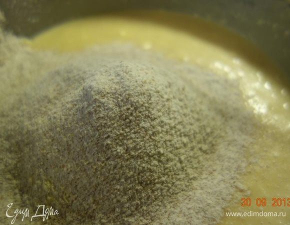 Добавить цельнозерновую муку, перемешать.