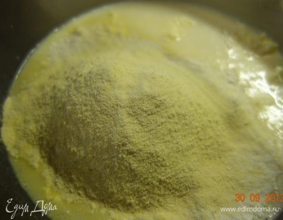 Просеять кукурузную муку, пшеничную и разрыхлитель. 