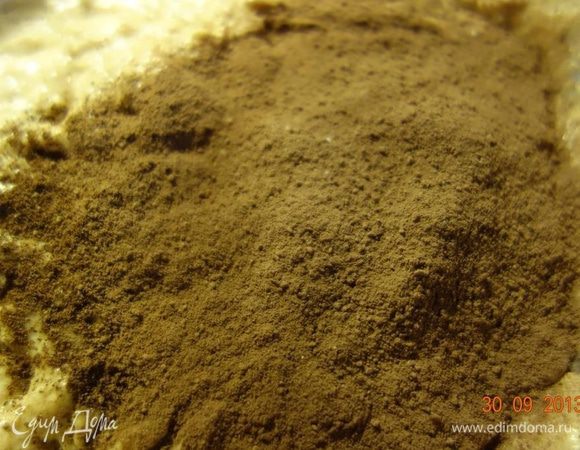 Затем просеять какао с мускатным орехом, добавить виски и тщательно все перемешать. 