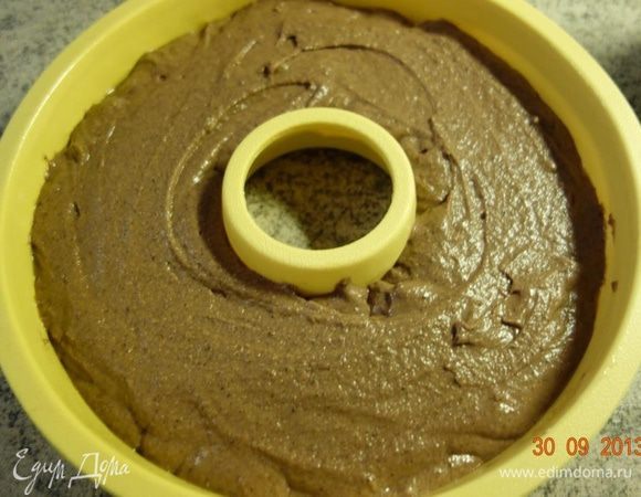 Выложить тесто в смазанную маслом форму и выпекать 25-30 мин. при 175 градусах.