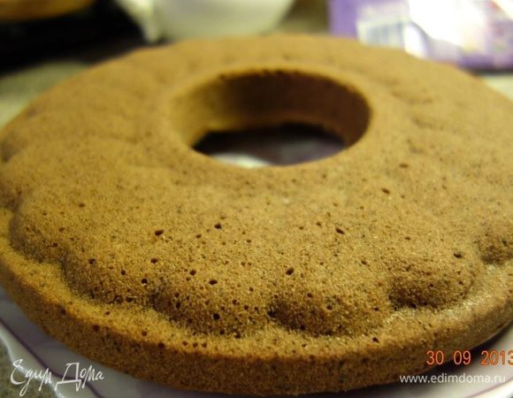 Готовый кекс оставить минут на 20 в форме, затем вынуть из нее.