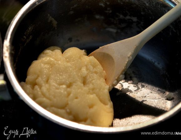 Сделаем слойки.
Смешаем сливочное масло с 1/2 стак.воды в кастрюле с толстым дном. Довести до кипения. Добавить муку и соль, помешиваем до образования шара.