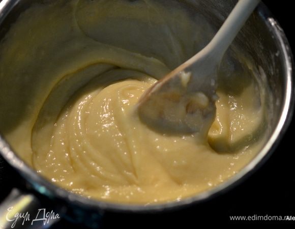 Снять с огня и дать остыть примерно 3 мин. Добавить по яйцу за раз, перемешиваем после каждого раза. Добавим сыр тертый. Перемешаем.