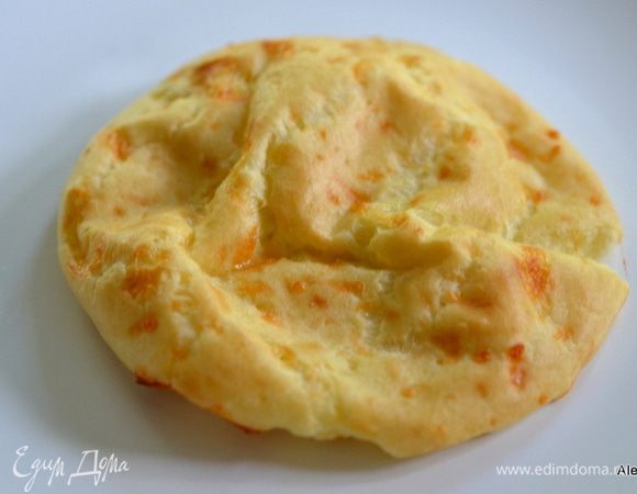 Выложим на противень с бумагой для выпечки 4 крупных круга теста или 8 небольших и поставим в духовку на 200 гр. на 14-16 мин.
Затем разложим слойки по тарелкам.