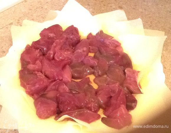 С печени удалить все жилки, сократить любые крупные куски в два раза. Высушить бумажным полотенцем и отложить.
