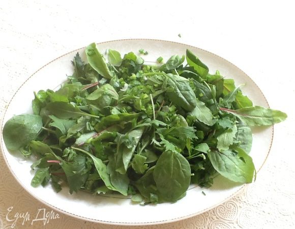 Зелень помыть, просушить и разложить на блюде. Посыпать петрушкой и зеленым луком . Отложить в сторону.