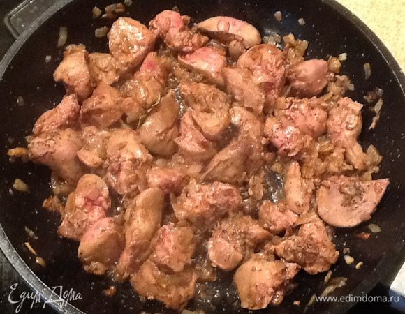 Добавить 1 ст.л. растительного масла в сковороду, куриную печень и жарить, помешивая, в течение 5-7 минут.