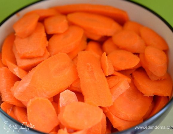 Морковь очистить и нарезать тонко.