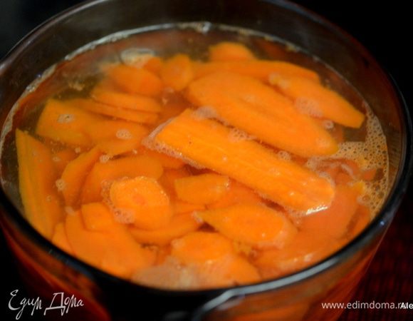 Морковь добавить в кипящую воду, оставить на 1 мин.