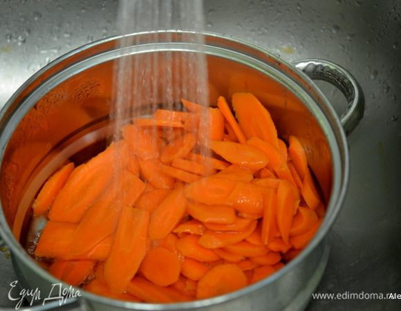 Затем воду слить и морковь промыть под холодной водой. Разложить в баночки с укропом. 