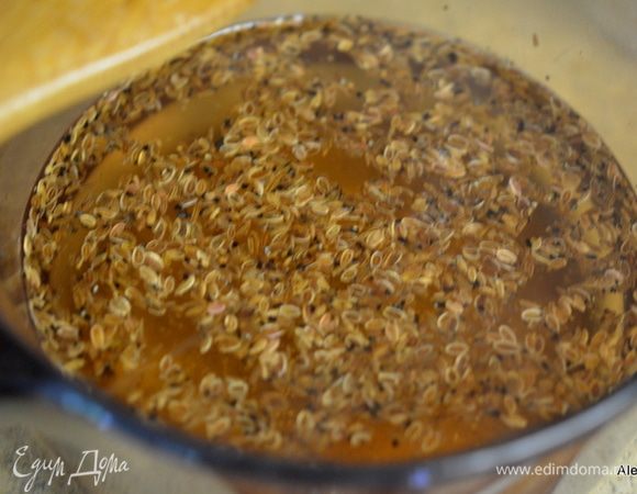 Подготовим рассол.
Уксус смешаем с водой, сахаром, солью и семенами укропа и тмина,черным перцем. Поставим на огонь и довести до кипения. Снять с огня.