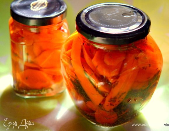 Разлить рассол горячий по баночкам. Дать полностью остыть. Закрыть крышками и поставить на ночь в холодильник. Хранить в холодильнике. 