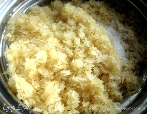 Это блюдо можно подать с гарниром и без... Если хотите гарнир, то, например, рис надо сразу поставить варить.