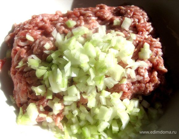 Смешать с фаршем и обжарить,разминая фарш вилкой, чтобы не было комочков! Добавить побольше (так Никита сказал!) перчика,соль...