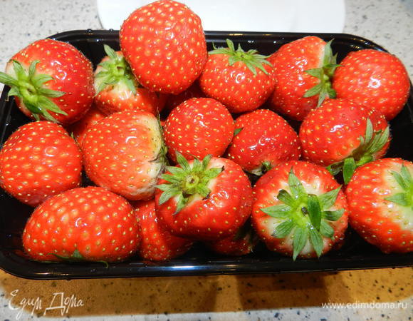 Подготовьте клубнику, промойте, очистите от юбочек.
