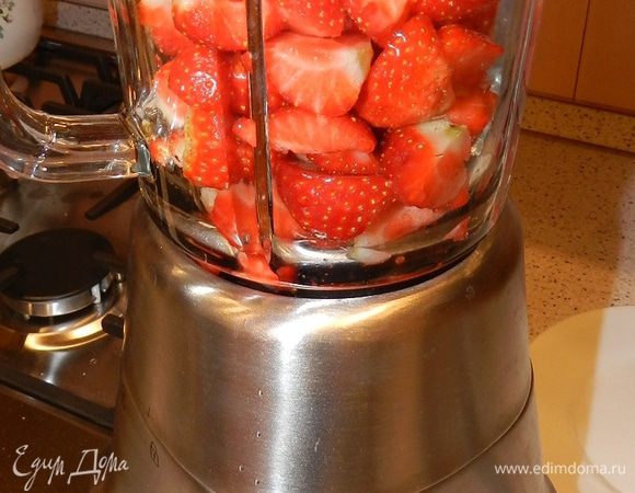 Разрежьте клубнику на четвертинки и вложите в блендер. Размельчите клубнику до состояния пюре.