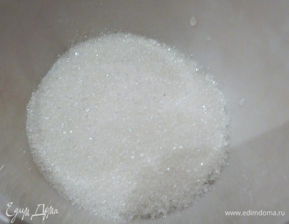 Растопите желатин в небольшом количестве воды, добавьте сахар и тщательно перемешайте.
