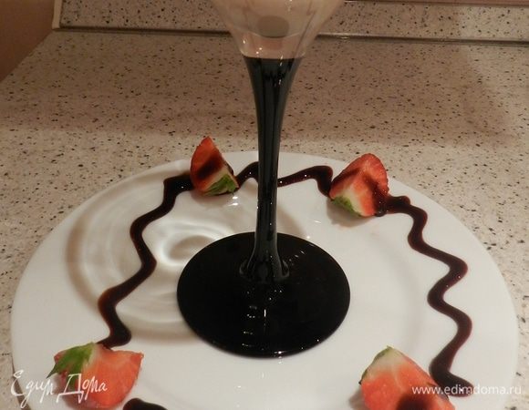 В бокал налейте любимый ликер. 