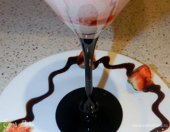 Поверх ликера выложите клубничную пену, украсьте клубничкой, бальзамическим кремом.