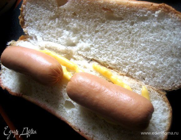 Еле успела сфотографировать... Булочку разрезать вдоль, выдавить немного соуса для гамбургеров, положить две мини сосиски или одну длинную.