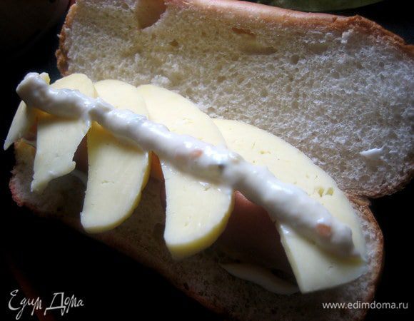 Выдавить немного белого соуса, похожего на майонез с кусочками овощей.