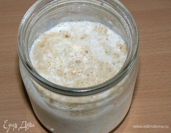 В это время в молоке разводим дрожжи и сахар, размешиваем и даем им подняться.