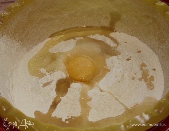 Просеиваем муку, добавляем соль, растительное масло, яйцо,