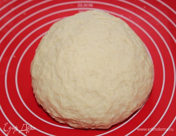 Вымешиваем эластичное тесто, месим 5-10 минут и ставим в теплое место подходить на 1час