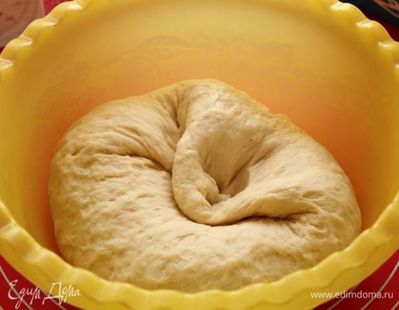 Через 30 минут тесто обмять и еще дать постоять 30 минут.