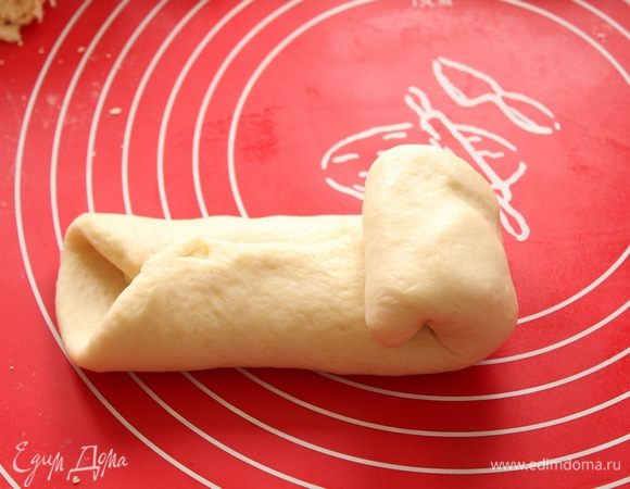 положить начинку, свернуть рулетиком,