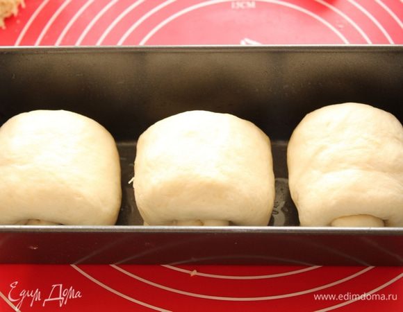 поместить в форму (оставив между рулетиками место),