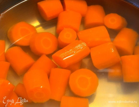 Морковь вымыть, очистить, нарезать брусочками и отварить в подсоленной воде до готовности.  