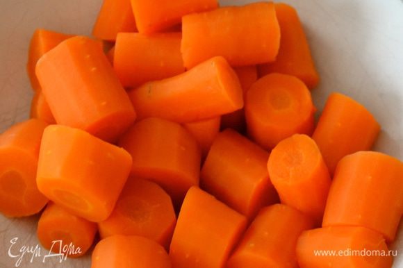 Воду слить и дать морковке немного остыть.