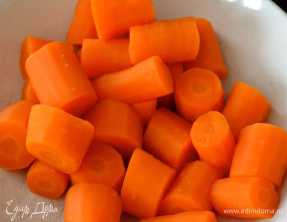 Воду слить и дать морковке немного остыть.