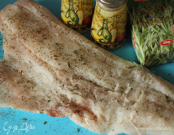 Фили помыть, обсушить и удалить кости, если таковые имеются. Посыпать солью, перцем и сухим тимьяном.