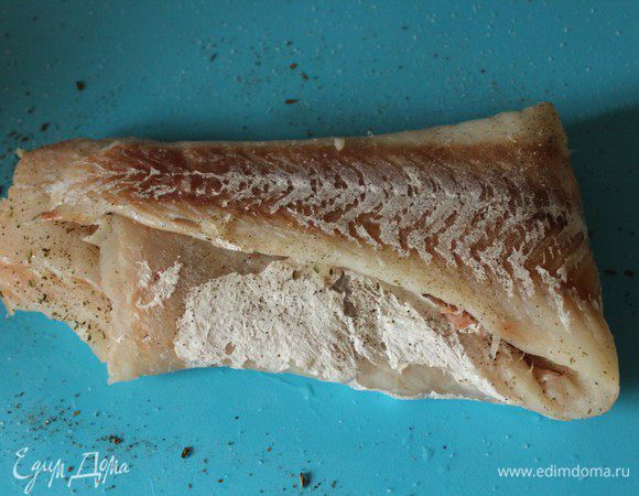 Свернуть филе "конвертом".