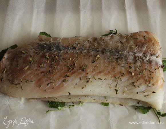 Положить на травы рыбу, слегка посолить, поперчить и посыпать сухим тархуном.