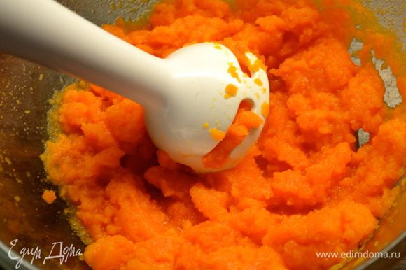 Переложить морковь в глубокую миску и разбить до состояния пюре ручным погружным миксером.