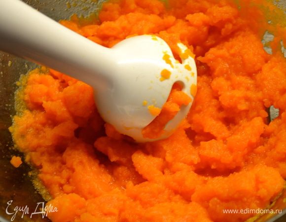 Переложить морковь в глубокую миску и разбить до состояния пюре ручным погружным миксером. 