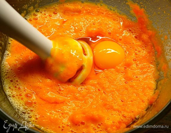 Затем добавить в морковное пюре яйца и снова все взбить.