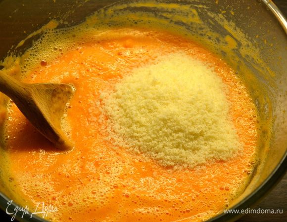 Положить тертый сыр и перемешать.