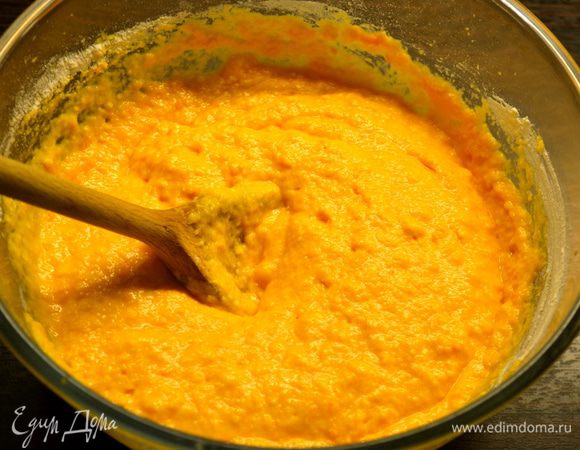 В конце добавить муку, перемешать до однородности. Убрать в холодильник на полчаса. Масса должна стать не слишком жидкой, и не слишком густой.