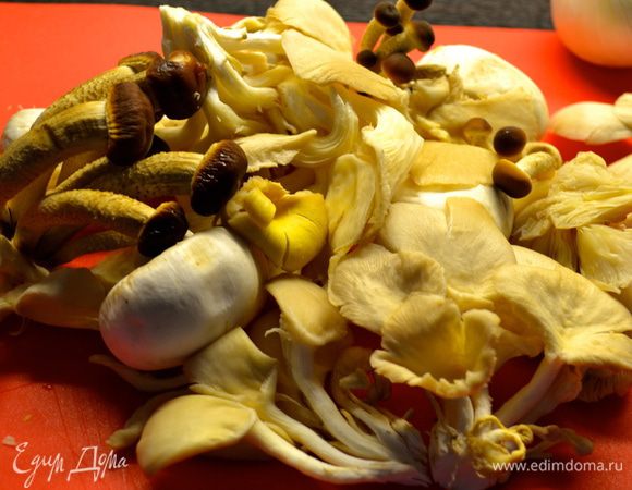 Тем временем перейдем к приготовлению грибов. В рецепте рекомендовалось взять смесь грибов. Как раз такая мне и попалась в продаже. Здесь как раз вешенки, шампиньоны, и еще какие-то... ))) путь друзья-грибники подскажут... )))