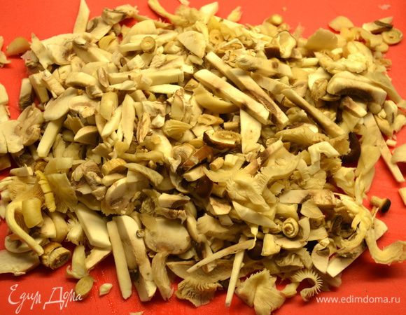 Грибы нарезать соломкой.