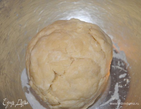 Муку просеять, растереть с маслом в крошку, добавить яйцо и быстренько замесить тесто, сформовать шар, обернуть в пищевую пленку и отправить в холодильник на 20-30 минут.