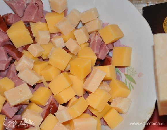 Мясо и сыр нарезать, разложить на корже.