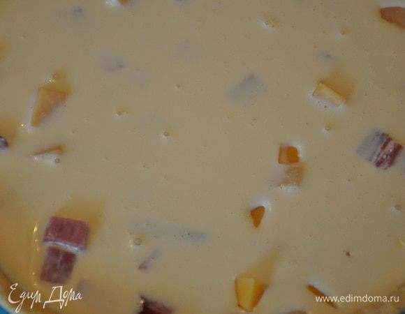 Уменьшить температуру духовки до 150 гр. С. Смешать яйца со сливками, посолить и поперечть, аккуратно полить пирог, посыпать мускатным орехом.