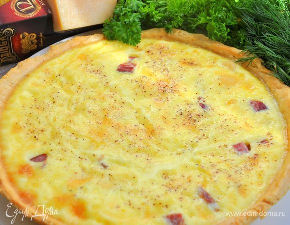 Выпекать 30-35 минут, пока начинка слегка затвердеет. Вынуть киш из духовки, через несколько минут его можно будет подавать.