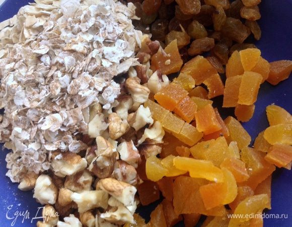 Курагу и грецкие орехи измельчить.